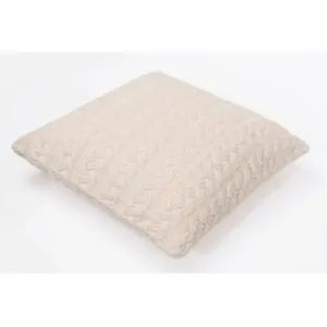 εκρού μαξιλάρι με πλεξούδες  τετράγωνο σε λευκό φόντο