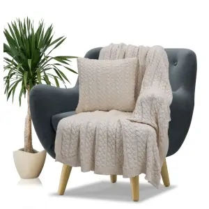 εκρού μαξιλάρι με πλεξούδες διακοσμεί πράσινη πολυθρόνα σε στυλ natural decor