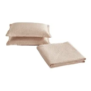 το κουβερλί της εταιρείας Liolios home διπλωμένο, το βρίσκεις στο κατάστημα λευκών ειδών Κορίνθου, Λευκό