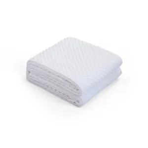 κουβερλί διπλωμένο, στο κατάστημα Λευκό, στην Κόρινθο με κλινοσκεπάσματα και λευκά είδη