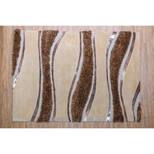 Χρώμα χαλιού Τσέλιος: Κρεμ-εκρού με φαρδιές λωρίδες καφέ χνουδωτού χαλιού, που θυμίζει ζέβρα.