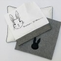 βρεφικα σεντονάκια κούνιας με σχέδιο  «Raison d'etre» λαγό κεντητό γκρι-μαύρο και στο τελείωμα της μαξιλαροθήκης.