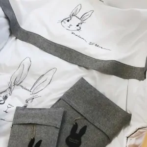 διπλωμένα τα σεντόνια κούνιας  «Raison d'etre» από το κατάστημα Λευκό στην Κόρινθο