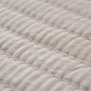 λεπτομέρεια καπιτονέ ραφής κουβερλί da capo από το Λευκό στην Κόρινθο