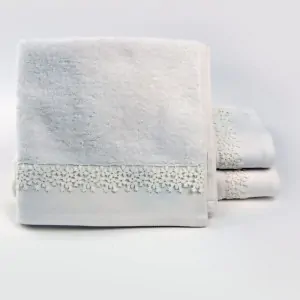 διπλωμένη λευκη πετσέτα χειροποίητη με δαντέλα Liolios Home