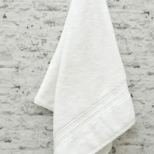 κρεμασμένη πετσέτα Lisbon στο μπάνιο