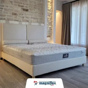 διπλό κρεβάτι σε πολυτελές ξενοδοχείο με στρώμα Magnistretch 10 για ξεκούραστο ύπνο
