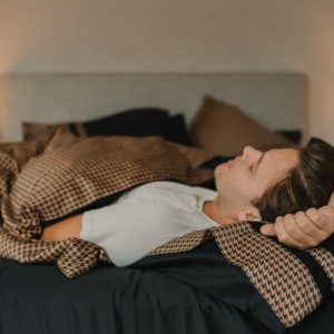 man on gold and black  SET BED SHEET PIE DE POULE BLACK