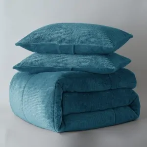 διπλωμένο κουβερτοπάπλωμα πετρόλ με μαξιλάρια στο Λευκό Κορίνθου