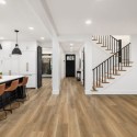 emperor vintage oak adore floors lvt 2,5 πλαστικό δάπεδο ανθεκτικό στο λευκό κορινθίας σε χώρο τραπεζαρίας