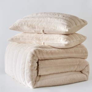 ασορτί μαξιλάρια μπεζ taupe με γούνινη υφή της Liolios Home