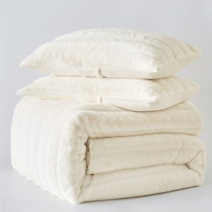 ασορτί μαξιλάρια κρεμ με γούνινη υφή της Liolios Home