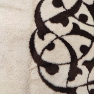 tribal σχεδιο καφέ σε μπεζ φόντο της ακρυλικής κουβέρτας Luna προσφοράς στο Λευκό