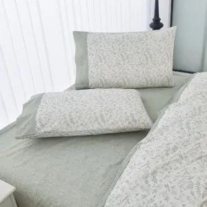 πράσινα σεντόνια με μαξιλαροθήκες φλοράλ στο λευκο στην Κόρινθο