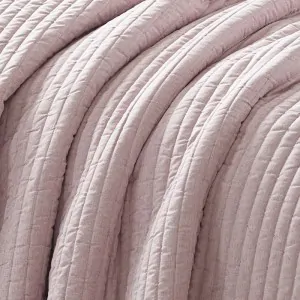 dusty pink bedcover in Korinthia