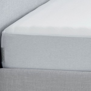 αδιάβροχο λευκό κάλυμμα στρωματος βαμβακερο La Luna flannel σε κρεβάτι ντυμένο γκρι