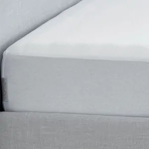 laluna, white mattress protections cover waterproof and cotton flannel on a bed in lefko shop