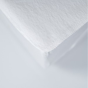 αδιαβροχο λευκό κάλυμμα στρωματοσ με λαστιχο  βαμβακερο La Luna flannel σε κρεβάτι