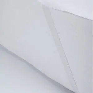 το καλυμα στρωματοσ φλανελ εφαρμοζει με λαστιχα στην ακρη του κρεβατιου στο λευκο