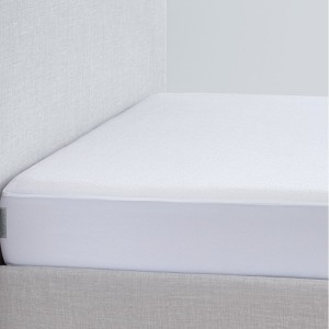 αδιάβροχο λευκό κάλυμμα στρωματος βαμβακερο La Luna ACQUA σε κρεβάτι ντυμένο γκρι