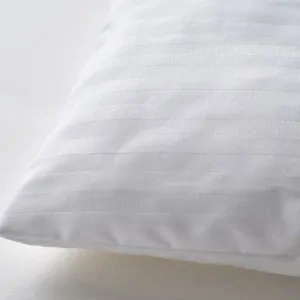 Η επιφάνεια του μαξιλαριού first pillow από βαμβακοσατεν, υποαλλεργικό στο κατάστημα Κορινθίας Λευκό