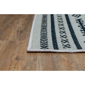 corner of the SYNTHETIC WICKER RUG BEIGE GEOMETRIC BOHO