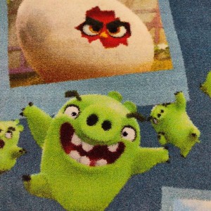 ΧΑΛΙ ΓΙΑ ΠΑΙΔΙΚΟ ΔΩΜΑΤΙΟ ΜΕ ΚΙΝΟΥΜΕΝΑ ΣΧΕΔΙΑ ΣΕ ΜΠΛΕ ΡΑΦ ΣΤΟ ΛΕΥΚΟ