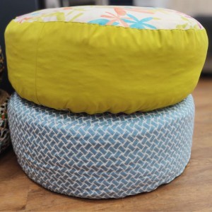 POUF CUSHION BLUE AND WHITE IN KORINTHOS