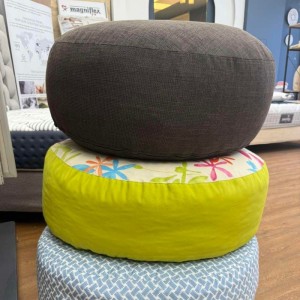 Σετ μαξιλάρες πουφ δαπέδου στο κατάστημα με είδη για το σπίτι λευκό κόρινθος, ελλάδα