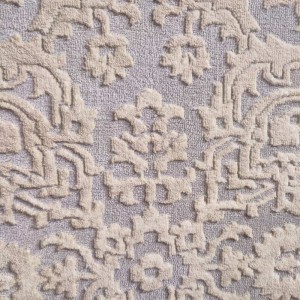 κεντρικο ανάγλυφο μοτίβο σε κρεμ και γκρι στο χαλί velvet 4435 στο λευκό κόρινθος