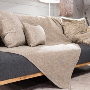 μοντέρνο σαλόνι με μπεζ ριχτάρι valley 07 σε μπεζ καναπέ στο λευκό κορινθιας