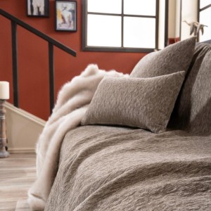 μοντέρνο σαλόνι με μπεζ καφέ ριχτάρι valley 03 σε μπεζ καναπέ στο λευκό κορινθιας