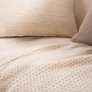 σαλόνι μοντέρνο με καναπε ΓΚΡΙ και ριχτάρι κρεμ FREMONT 01 από το λευκό κόρινθος