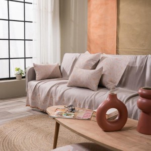 μοντέρνο σαλόνι με μπεζ ριχτάρι PADOVA 15 στον καναπέ