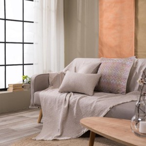 μοντέρνο σαλόνι με ροζ ριχτάρι TIVOLI 02 στον καναπέ