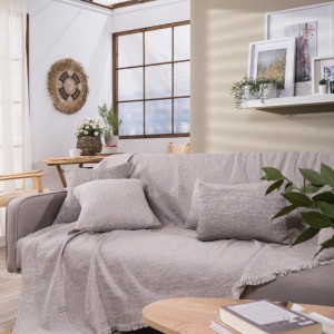 μοντέρνο σαλόνι με ΜΠΕΖ ΓΚΡΙ ριχτάρι TIVOLI 04 στον καναπέ