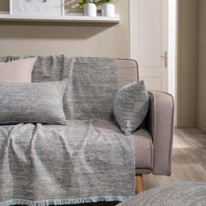 μοντέρνο σαλόνι με ΜΠΛΕ ΓΚΡΙ ριχτάρι TIVOLI 08 στον καναπέ