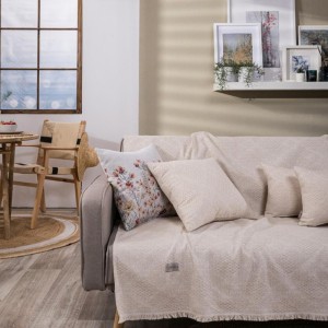 μοντέρνο σαλόνι με ΚΡΕΜ ριχτάρι TREVISO 01 στον καναπέ