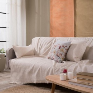 μοντέρνο σαλόνι με ΚΡΕΜ ριχτάρι BELLUNO 01 στον καναπέ