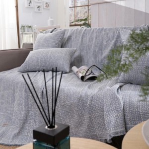 μοντέρνο σαλόνι με ΜΠΛΕ ΓΚΡΙ ριχτάρι BELLUNO 05 στον καναπέ