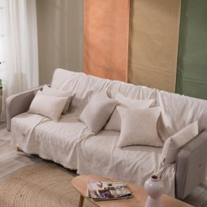 μοντέρνο σαλόνι με κρεμ ριχτάρι VARESE 01 στον καναπέ