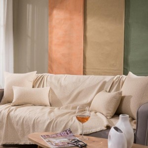 μοντέρνο σαλόνι με ΜΠΕΖ ριχτάρι PESARO 14 στον καναπέ