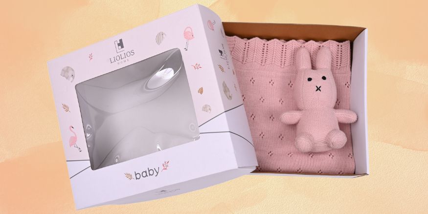 πακέτα με κλινοσκεπάσματα, κουβέρτες και παπλώματα στο λευκό