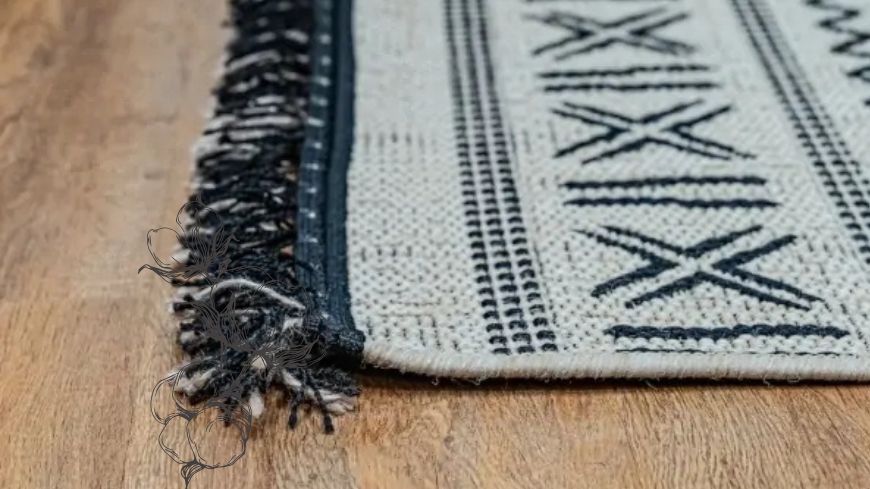 καλοκαιρινό ψάθινο χαλί στο πάτωμα με ασπρόμαυρα γεωμετρικά σχέδια