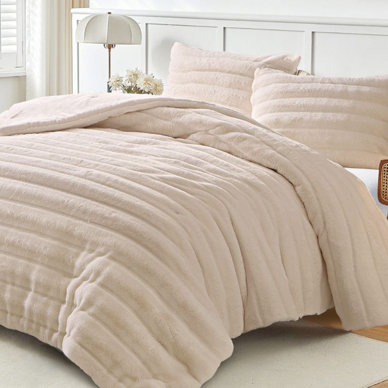 Κρεβατοκάμαρα με γούνινο κουβερτοπάπλωμα από λαγό κρεμ χρώμα