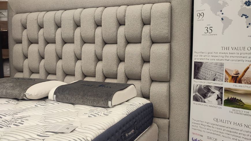 Κρεβάτι με εντυπωσιακό γκρι κεφαλάρι new chain και στρώμα magniflex στο λευκό