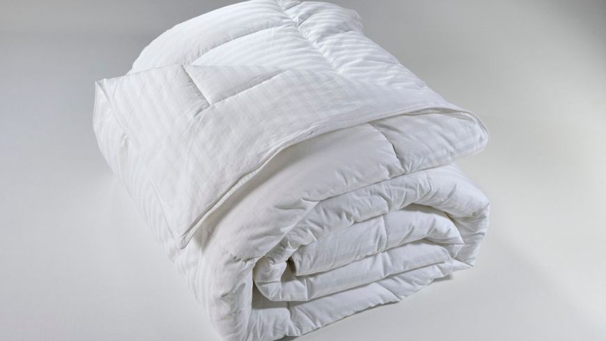 Πάπλωμα λευκό με βαμβακοσατέν εξωτερικά και μικροϊνες εσωτερικά