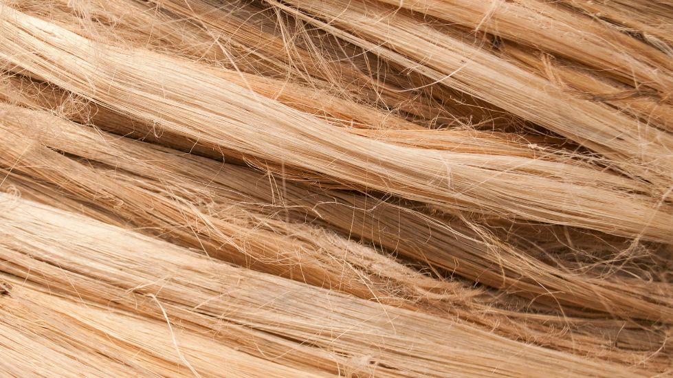 δεμάτια φυσικών ινών σιζάλ έτοιμα για ύφανση σε ψάθινα χαλιά