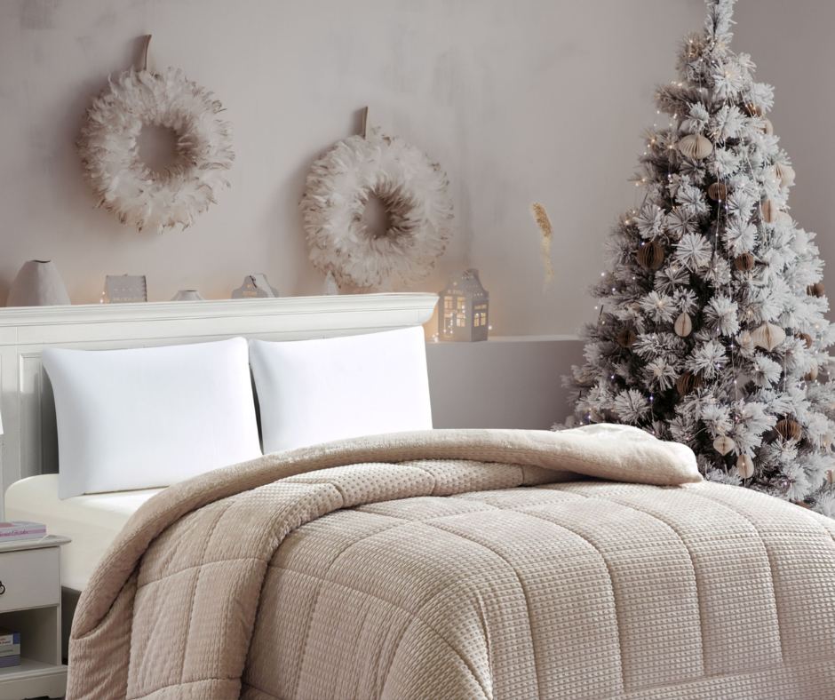 Χριστουγεννιάτικο υπνοδωμάτιο σε μπεζ λευκό χρώμα και ζεστό κουβερτοπάπλωμα