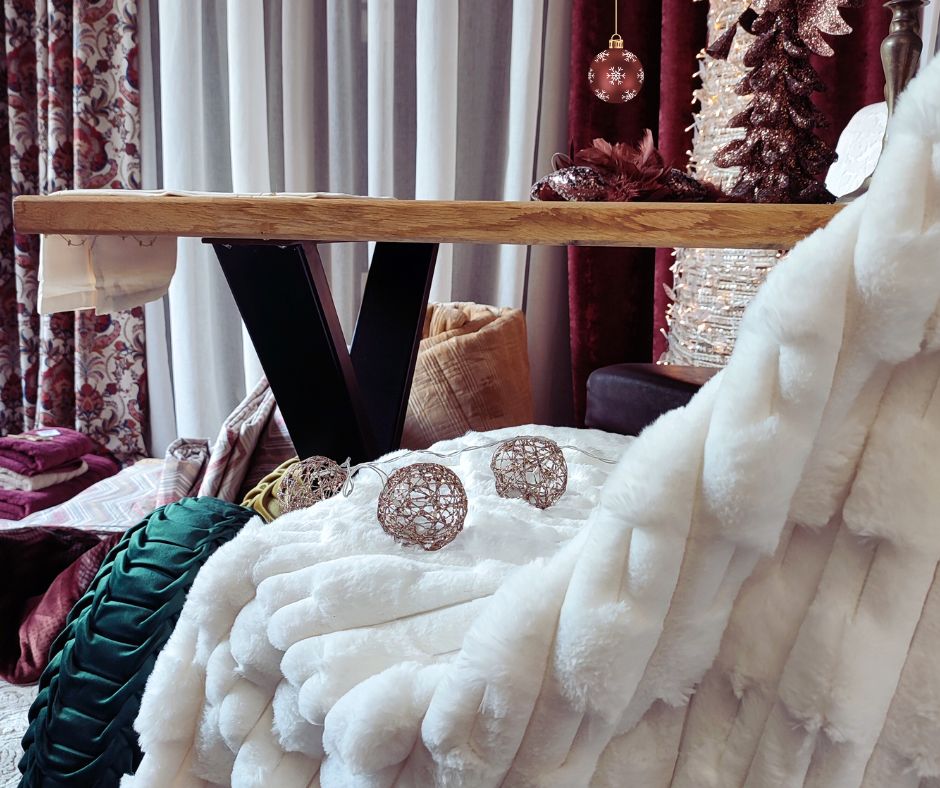 Χριστουγεννιάτικο σαλόνι με μπορντό κουρτίνες και γούνινο λευκό ριχτάρι